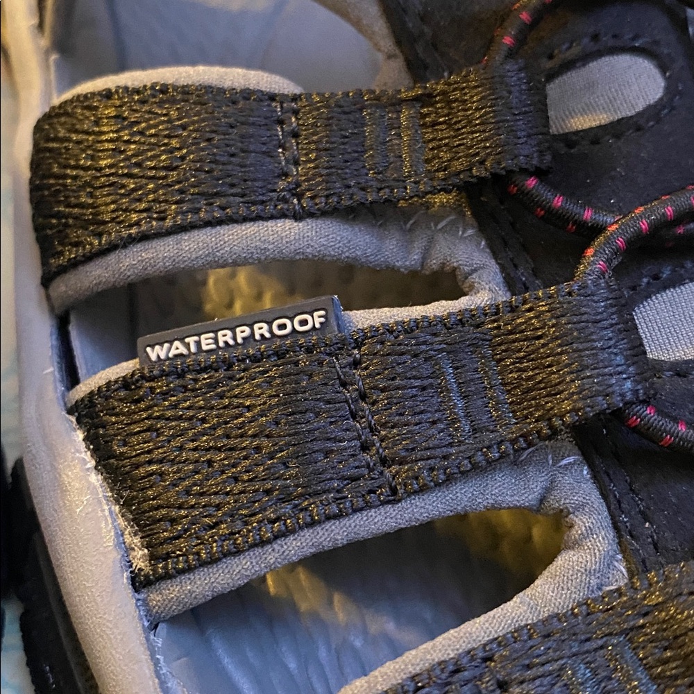 Keen Gray/Blach waterproof Footwear, scuffs one right toe from normal wear, - Picture 8 of 10